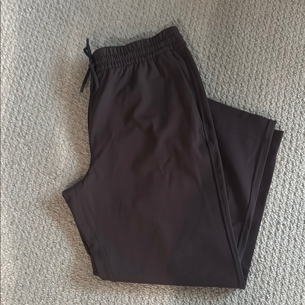 Women’s Lululemon cropped pants